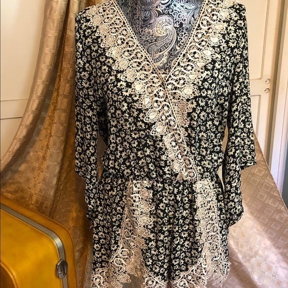 Poetry Pants - Poetry black and ivory‎ daisy romper with lace